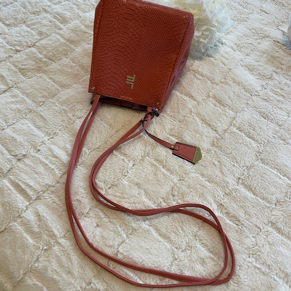 London Fog Bucket Cossbody Bag NWOT - Picture 9 of 15